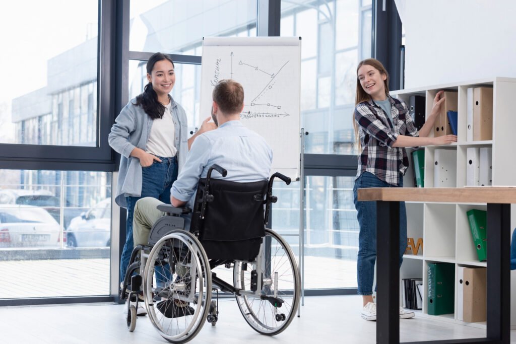 Desarrollar programas de sensibilización y formación en diversidad e inclusión ayuda a crear un ambiente laboral respetuoso y equitativo.